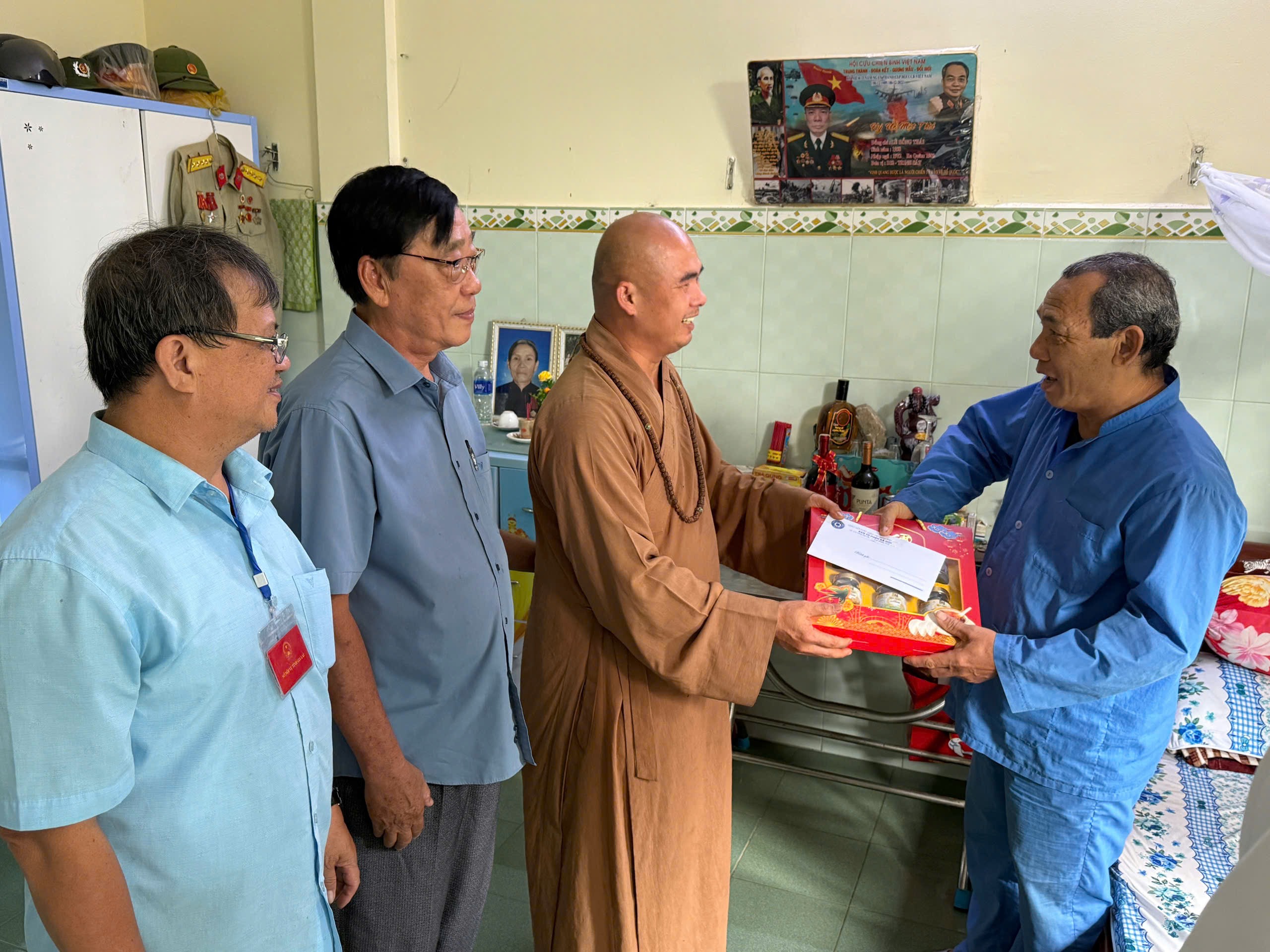 Ban Từ thiện xã hội GHPGVN tỉnh Gia Lai tặng quà trong Lễ kỷ niệm ngày thương binh liệt sĩ 27/7/2025